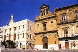 In ordine da sinistra: Municipio, Chiesa Immacolata
